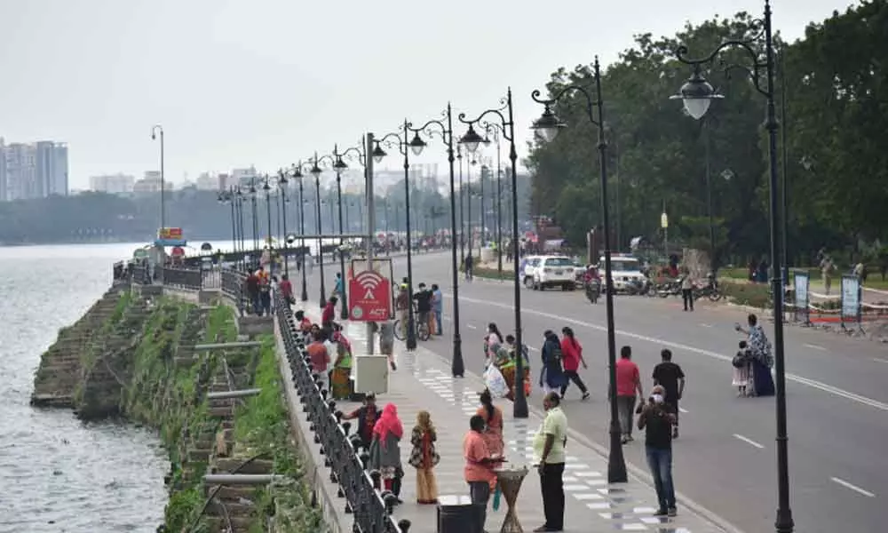 Hussain Sagar Lake Private Walking Tour in Hyderabad